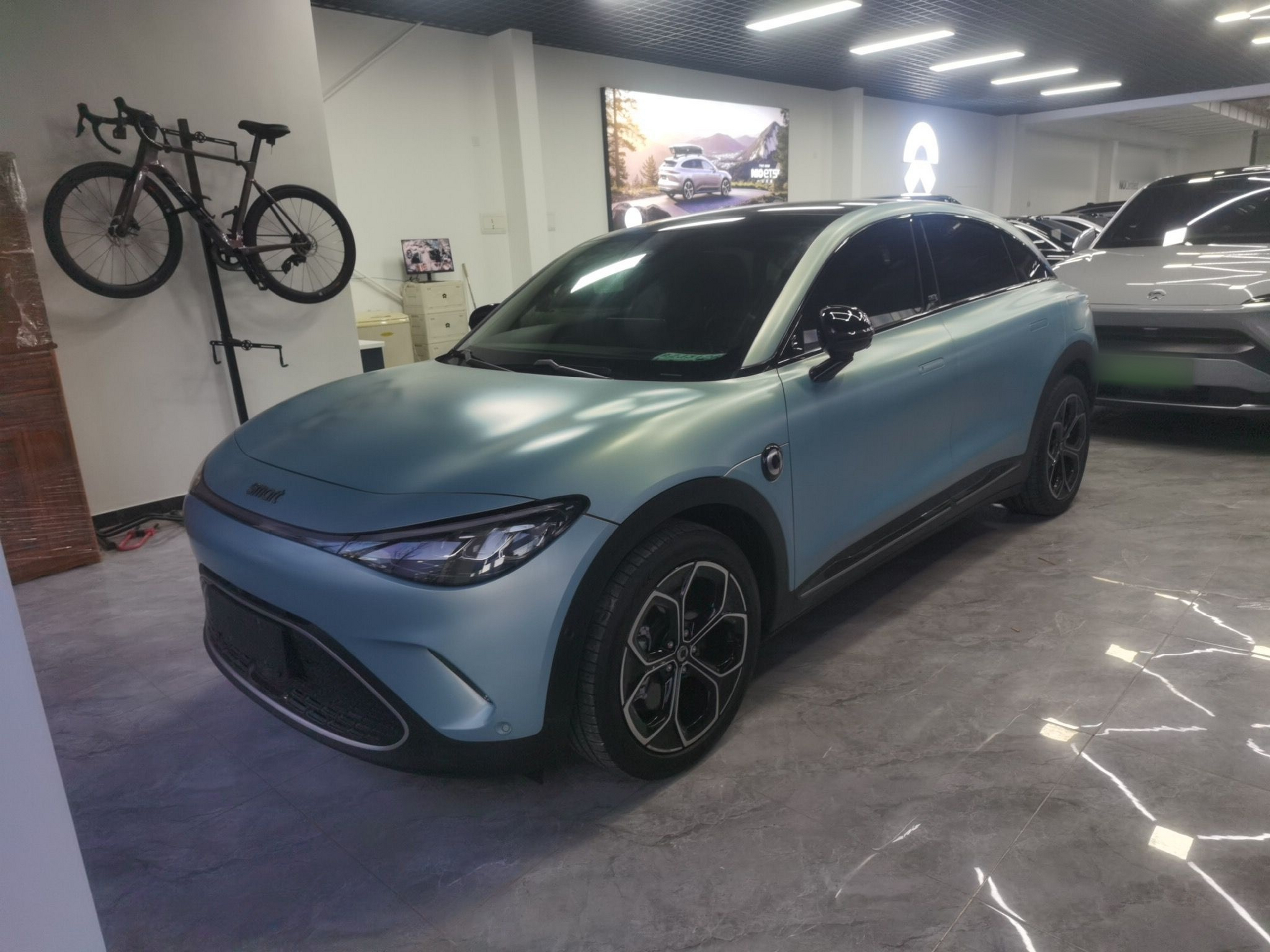 Под передней частью автомобиля