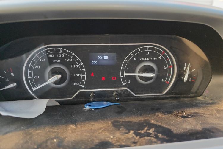 Used SAIC MAXUS Xintu V80 2021 2.0T Manual Classic City Delivery King Short Wheelbase Mid-Roof Design 3 Seats Instrument Cluster