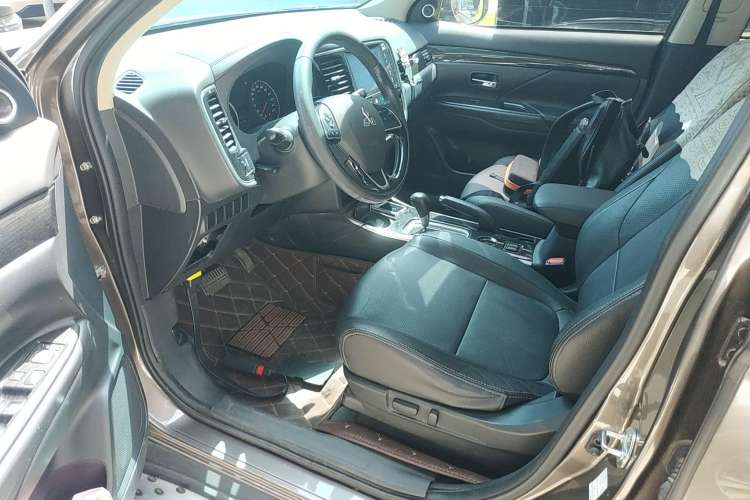 Used Mitsubishi Outlander 2018 2.0L Two-Wheel Drive Glory Edition 5 Seats Driver Seat