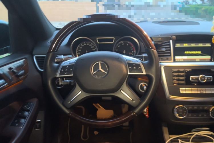 Used Mercedes-Benz M-Class 2012 ML 350 Luxury Edition Steering Wheel