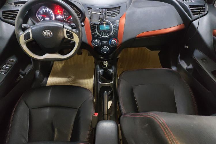 Used FAW Xiali N7 2013 1.3L Manual Luxury Model Center Console