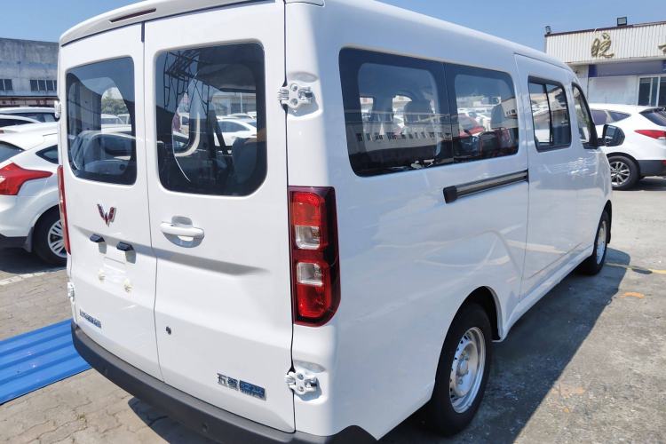 Used Wuling Yangguang 2024 300KM Comfort Version Passenger Van 75kW