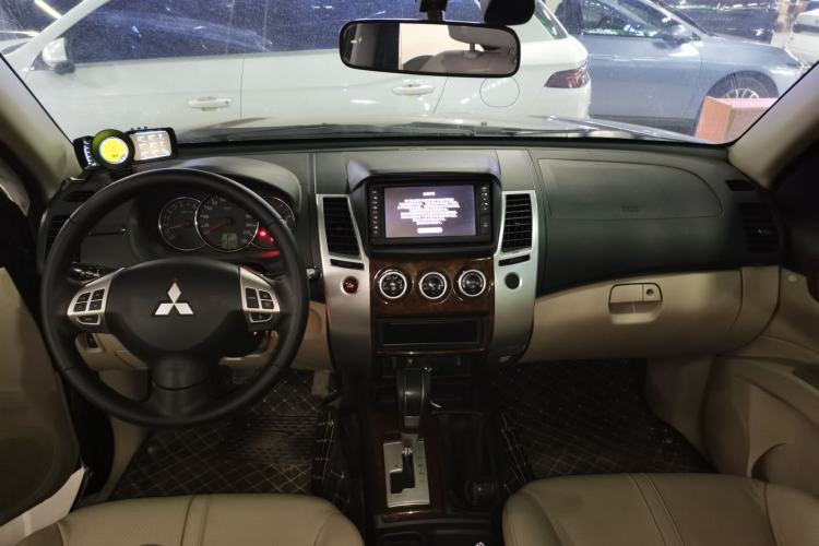 Used Mitsubishi Pajero Sport 2013 3.0L Automatic 4x4 Flagship Edition Center Console