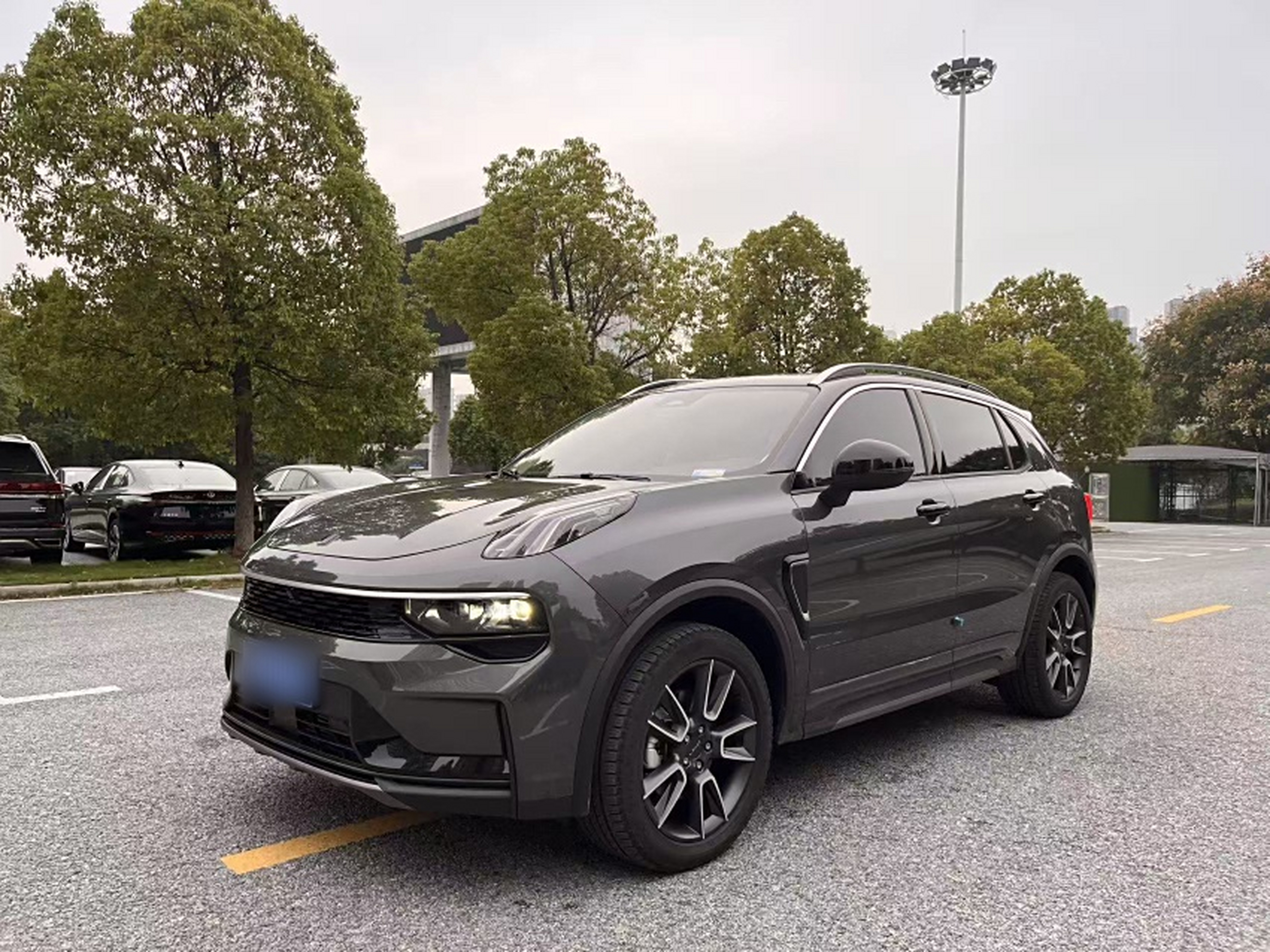 Под передней частью автомобиля