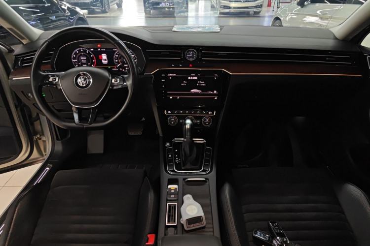 Used Volkswagen Magotan 2019 330TSI DSG Luxury Model China V Standard Center Console