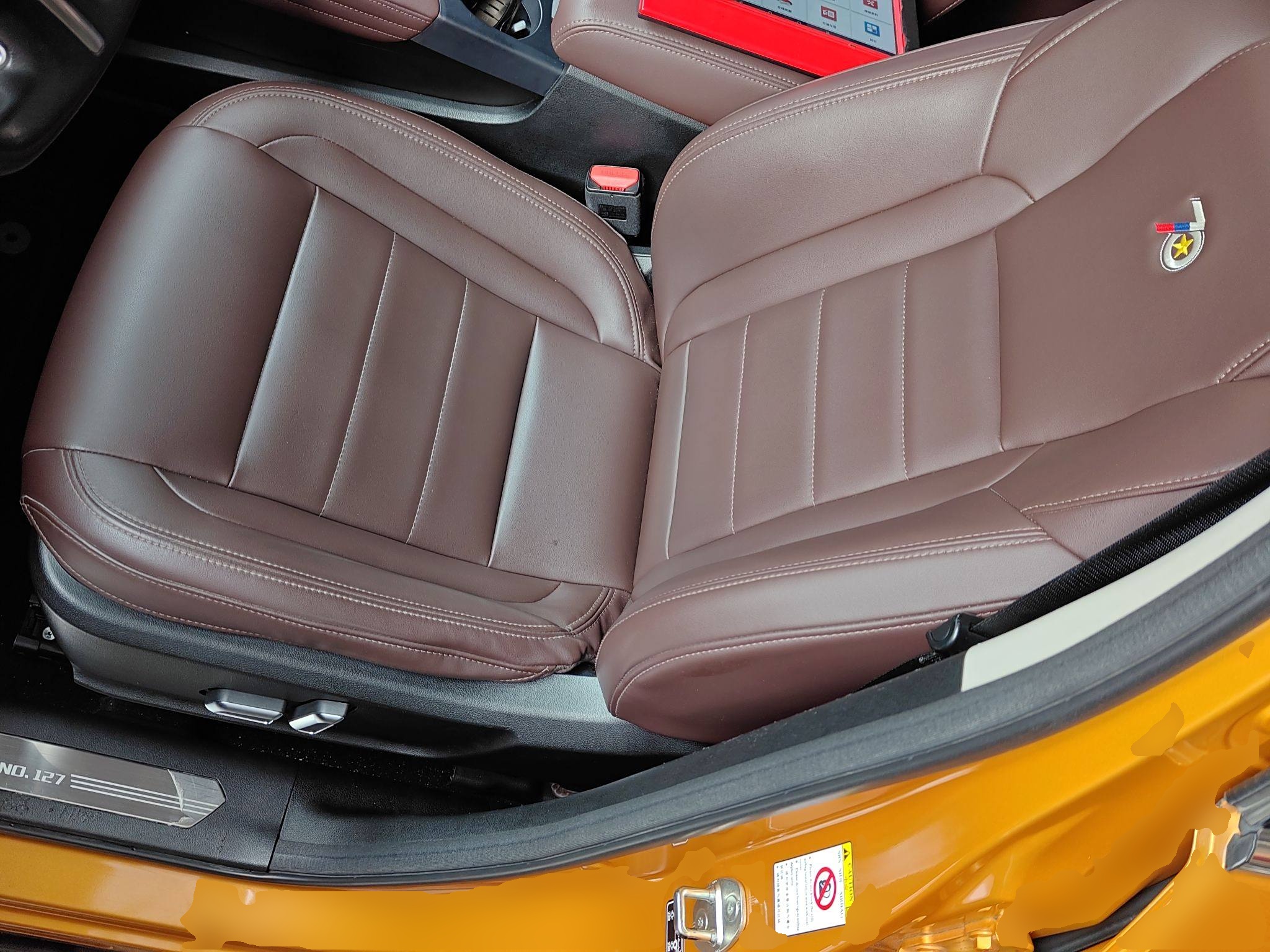 المقاعد الأمامية داخل السيارة