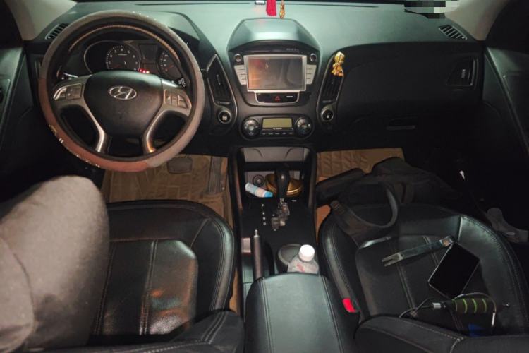 Used Hyundai ix35 2010 2.0L Automatic Two-Wheel Drive Elite Edition GLS Center Console