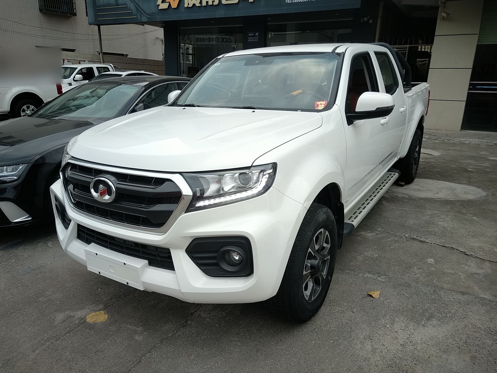 تحت مقدمة السيارة