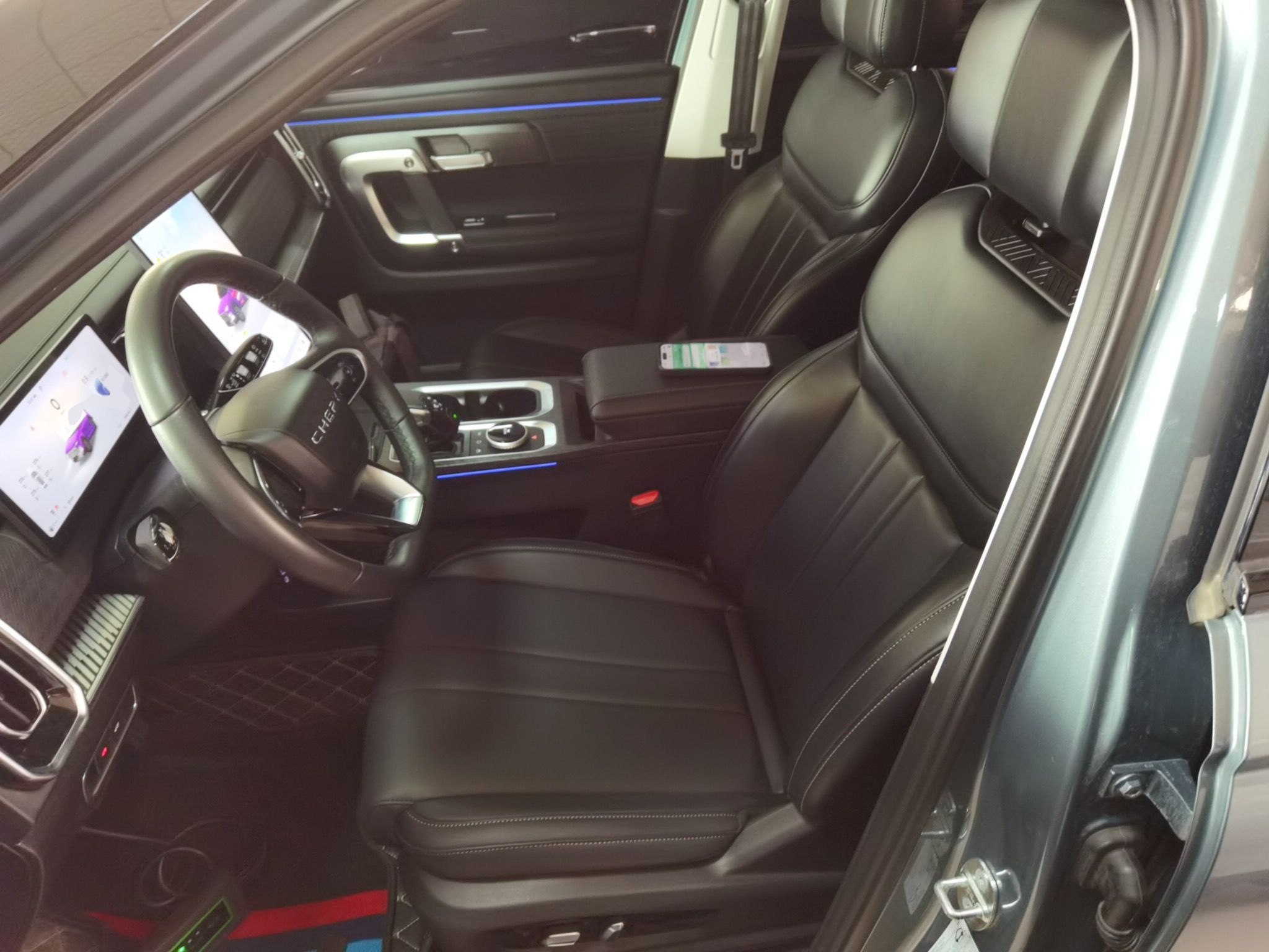 Переднее сиденье в автомобиле