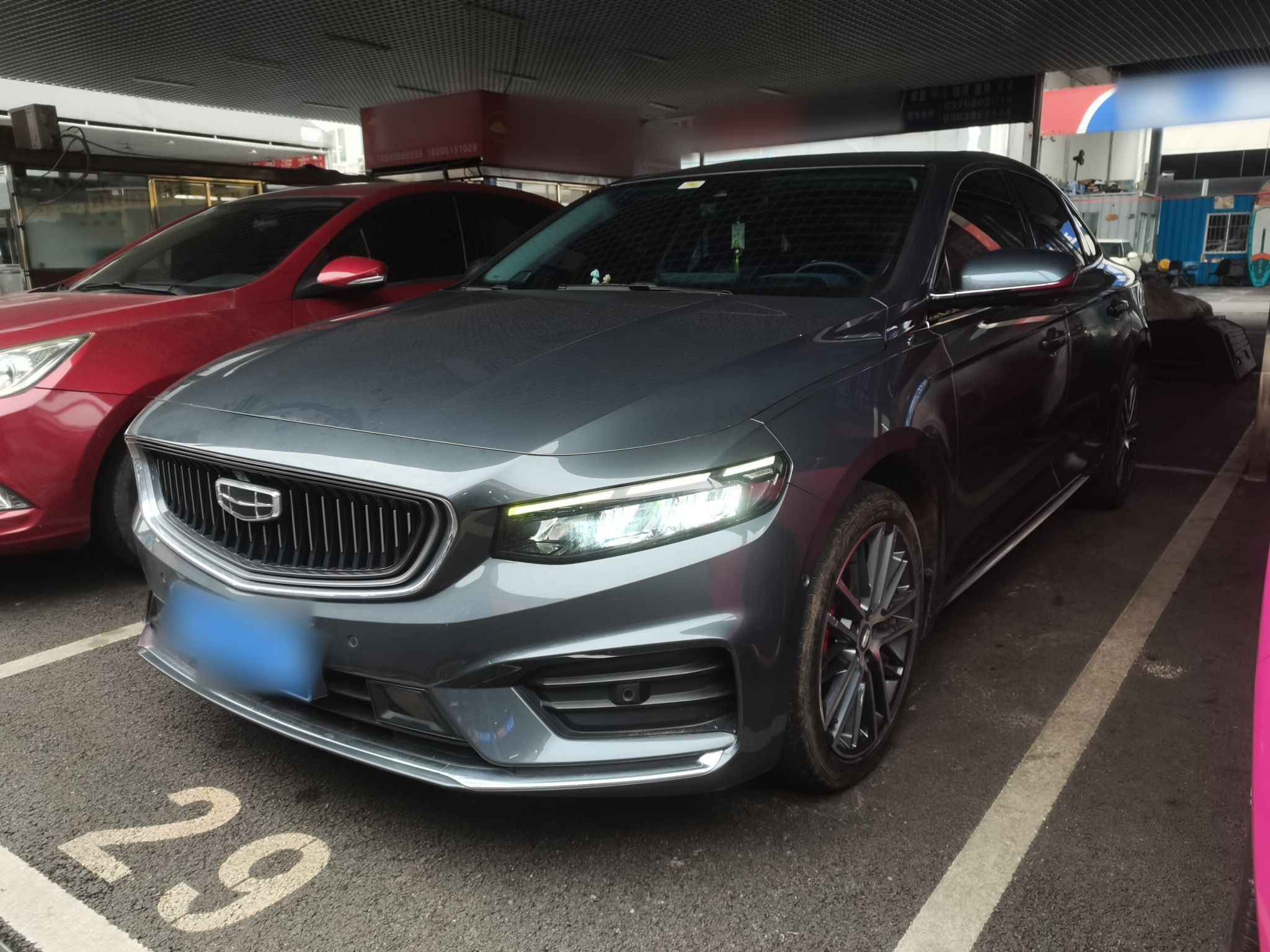 Под передней частью автомобиля