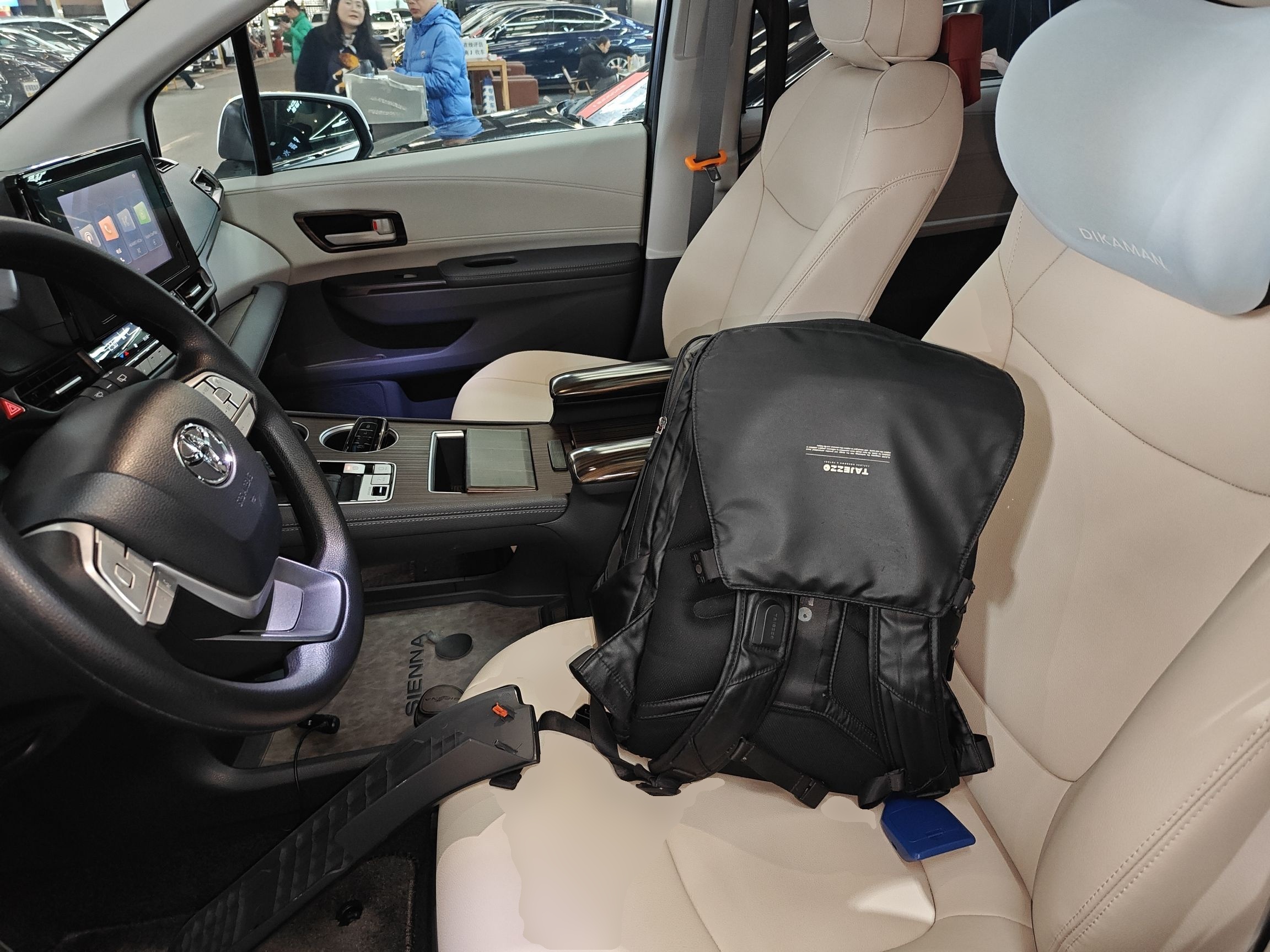 المقاعد الأمامية داخل السيارة