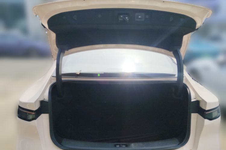 Used Nissan N7 2025 625 Max Trunk