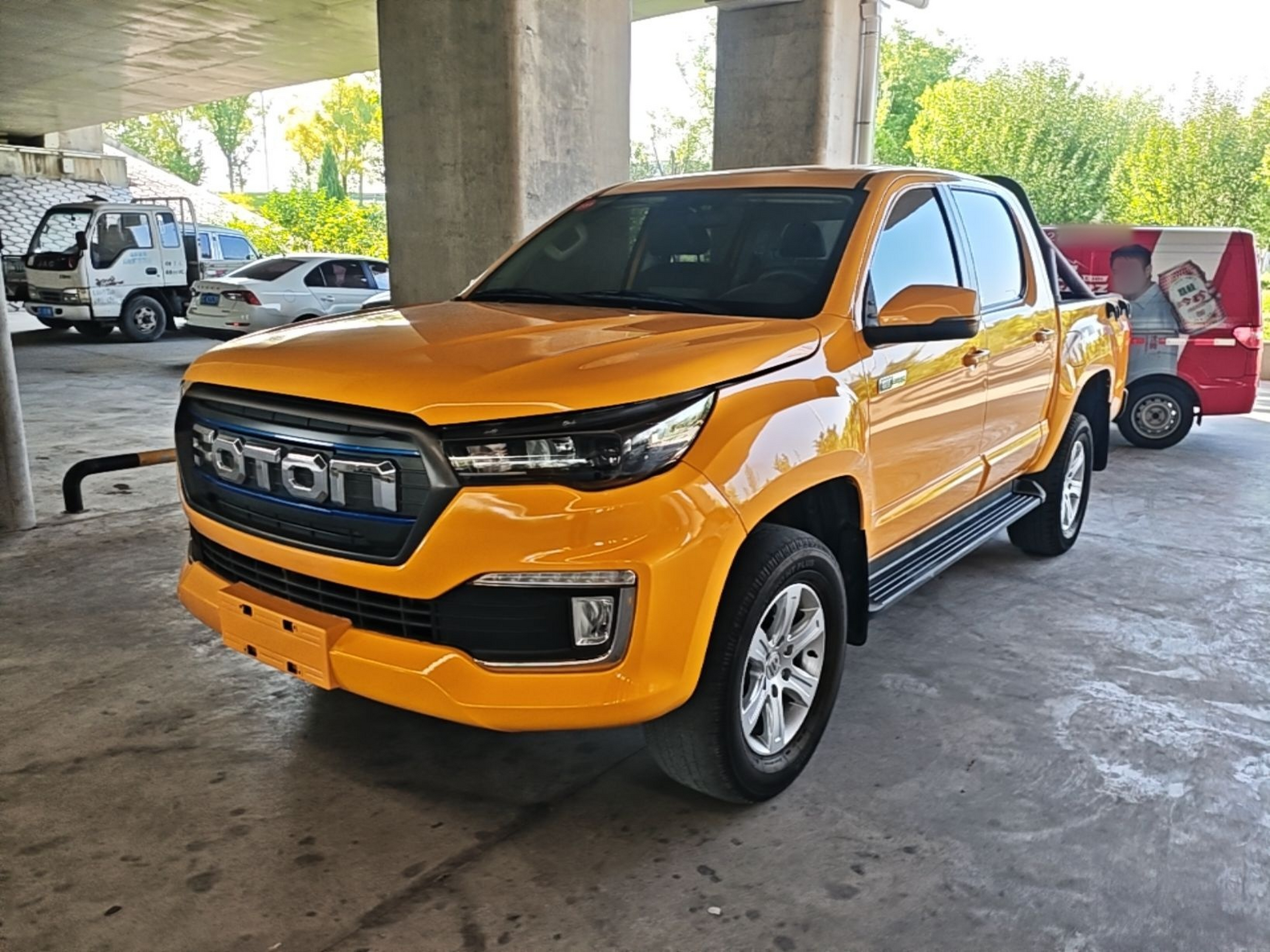 Под передней частью автомобиля