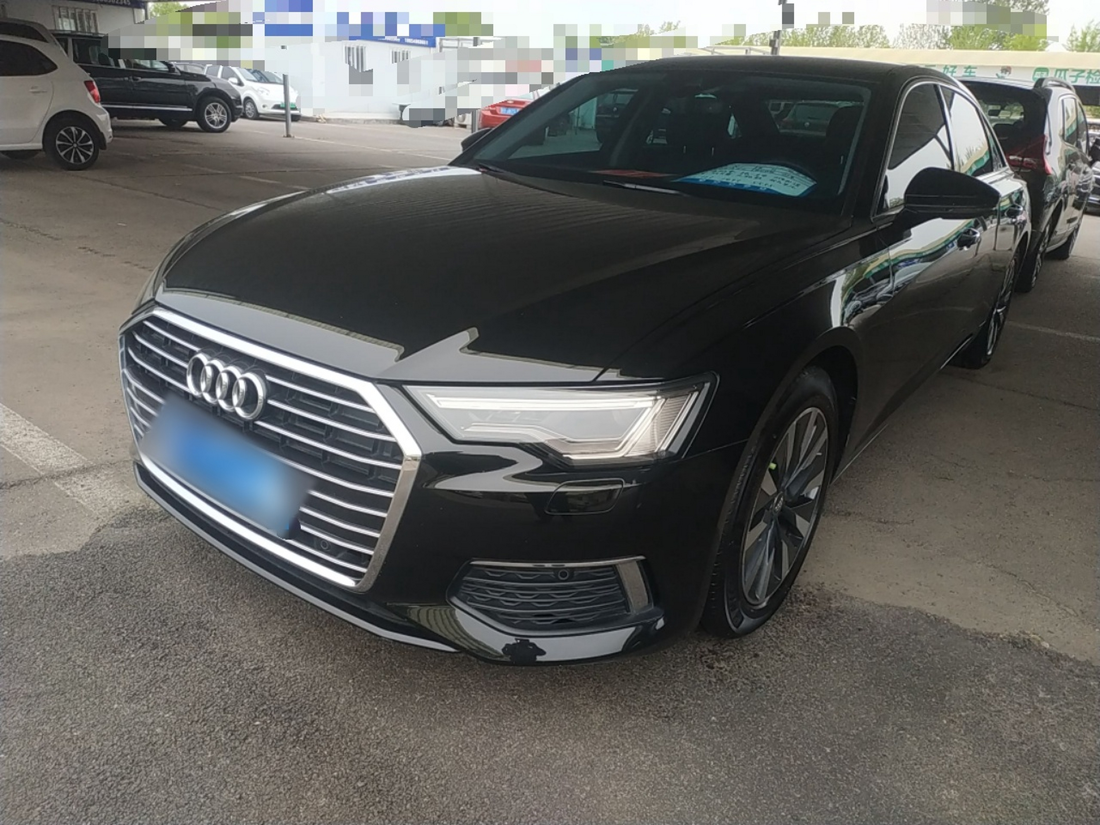 تحت مقدمة السيارة