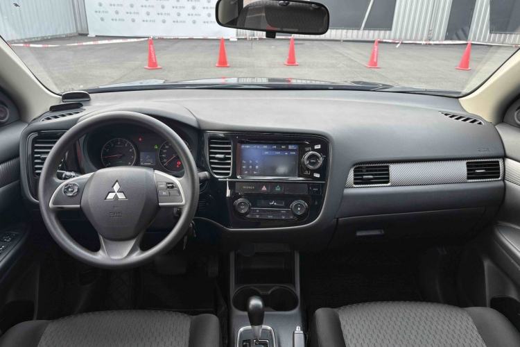 Used Mitsubishi Outlander (Import) 2013 2.0L Two-Wheel Drive Sport Navigation Version 5 Seats