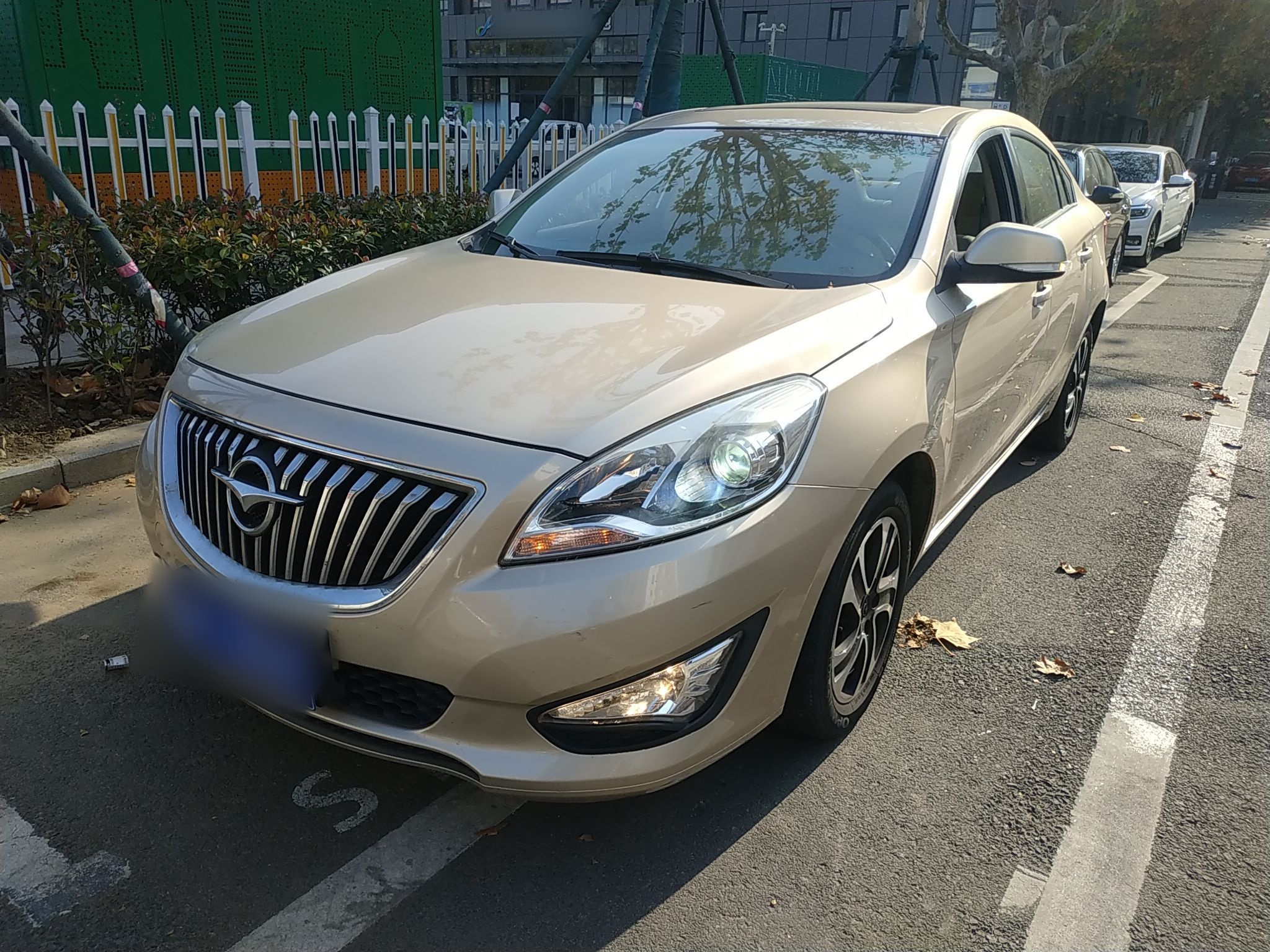 Под передней частью автомобиля