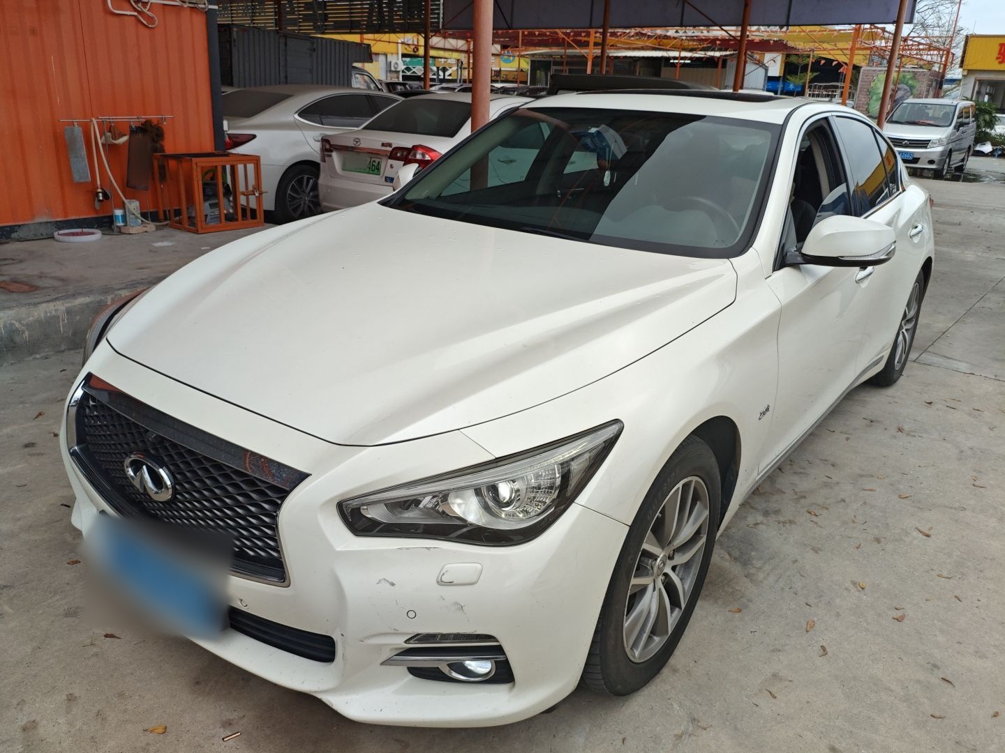 تحت مقدمة السيارة