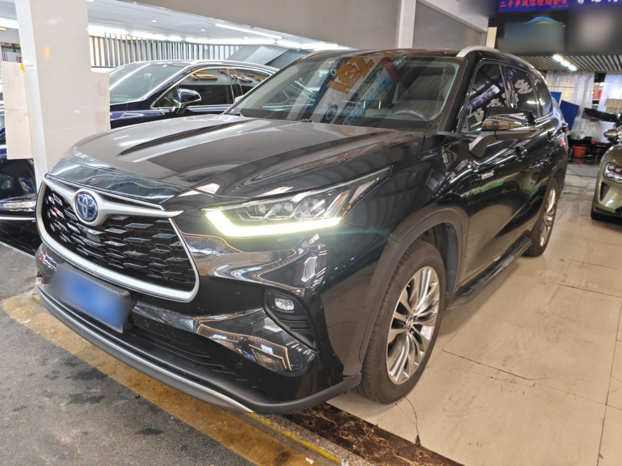 تحت مقدمة السيارة