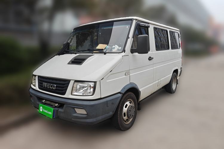 Used Iveco Daily 2020 2.5T A35 Passenger Van with Dual Tires Low Roof 5-9 Seats China V Emission Standard