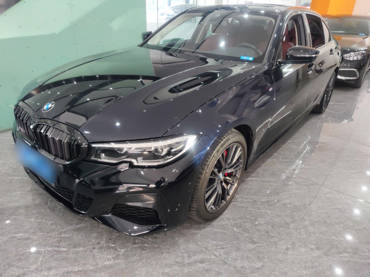 تحت مقدمة السيارة