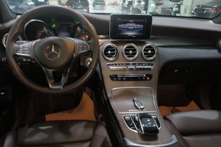 Used Mercedes-Benz GLC 2017 GLC 300 4MATIC Sport Edition Center Console