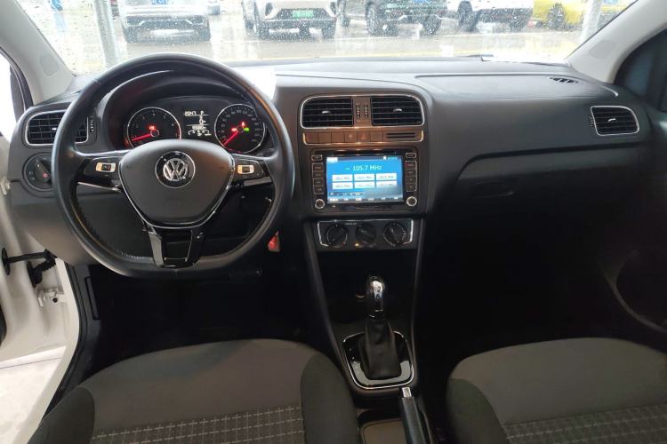 Used Volkswagen Polo 2016 1.6L Automatic Comfort Model Center Console