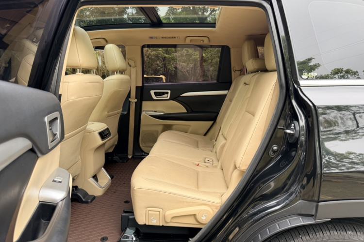 Used Toyota Highlander 2018 2.0T Two-Wheel Drive Luxury Edition 7 Seats China VI Standard Interior 5