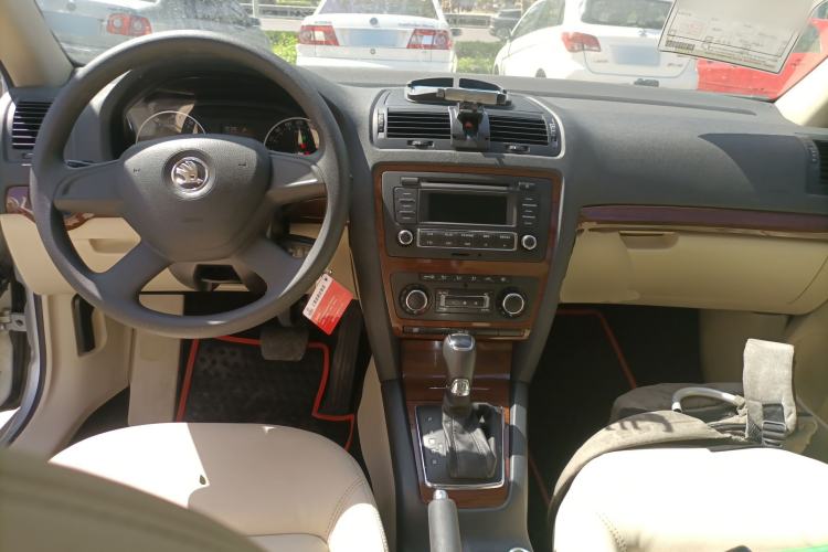 Used Skoda Octavia 2014 1.6L Automatic Yijun Edition Center Console