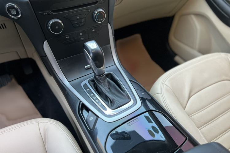 Used Ford Edge 2015 2.0T GTDi Two-Wheel-Drive Elite Edition Interior 10