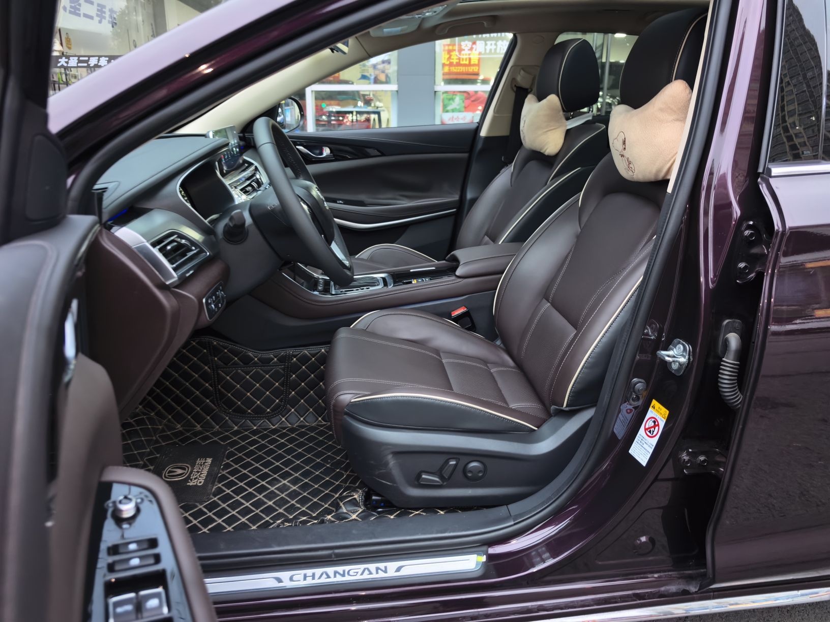 المقاعد الأمامية داخل السيارة