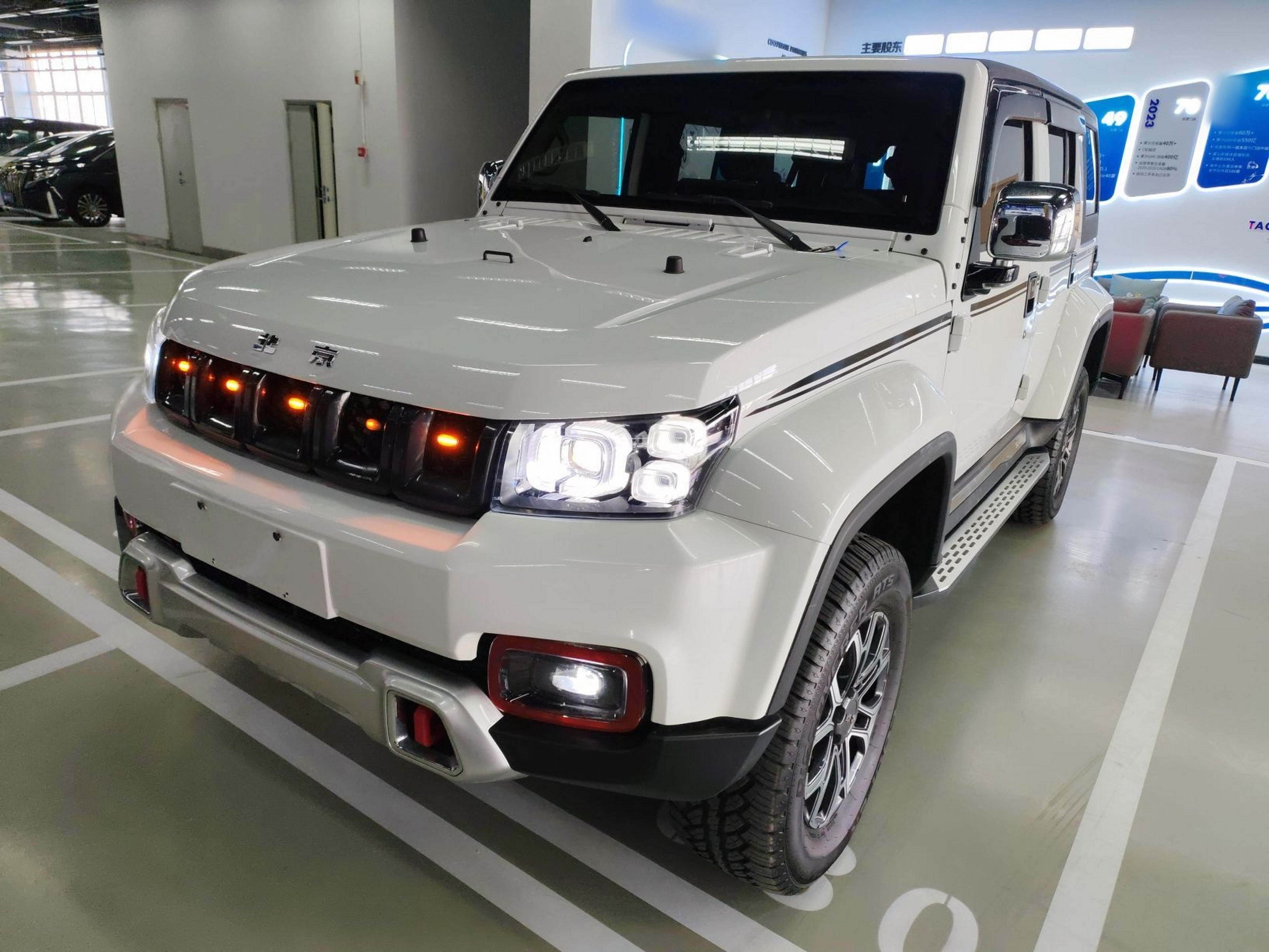 Под передней частью автомобиля