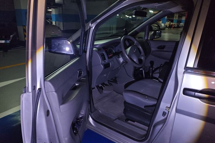 Used Dongfeng Shuaike 2013 Revised Version 1.5L Manual Comfort Trim 7 Seats China IV Standard