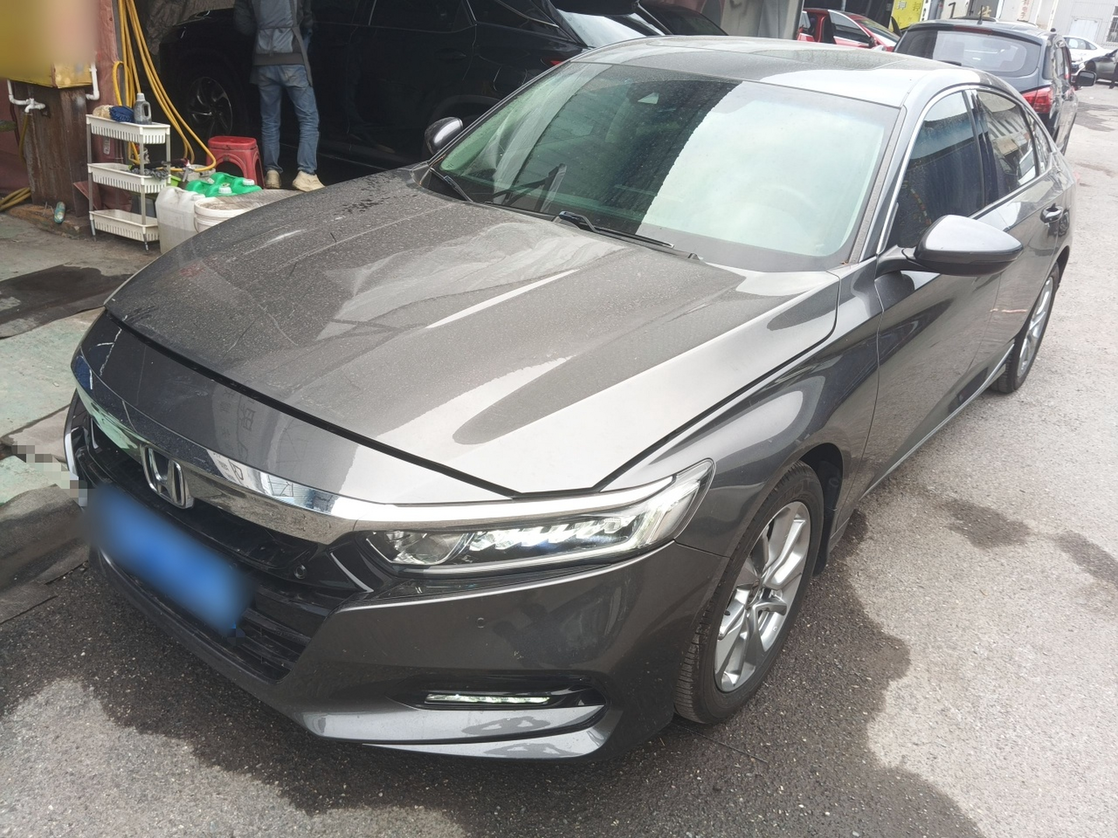 Под передней частью автомобиля