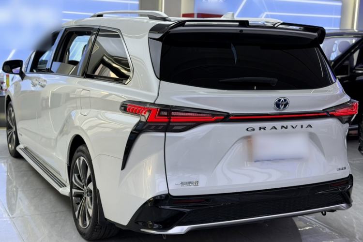 Used Toyota Granvia 2022 2.5L Hybrid Premium Edition
