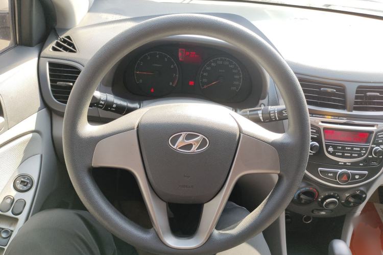 Used Hyundai Verna (older generation) 2016 1.4L Automatic Smart GLS Steering Wheel