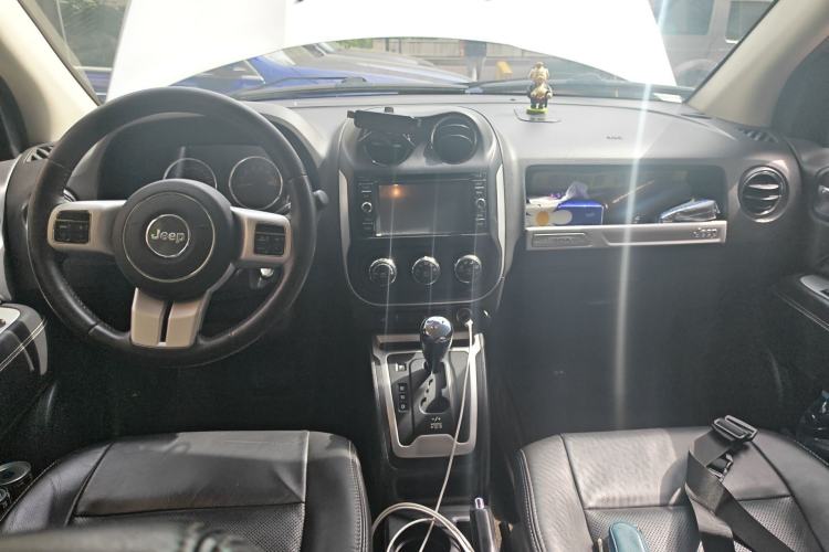 Used Jeep Compass 2013 2.0L two-wheel drive luxury version Center Console