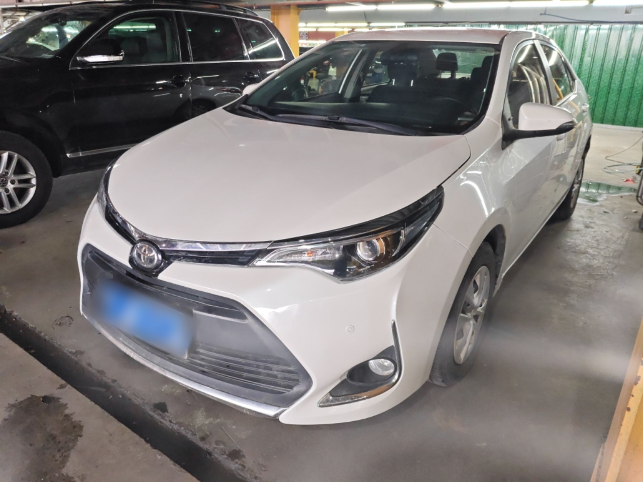 Под передней частью автомобиля