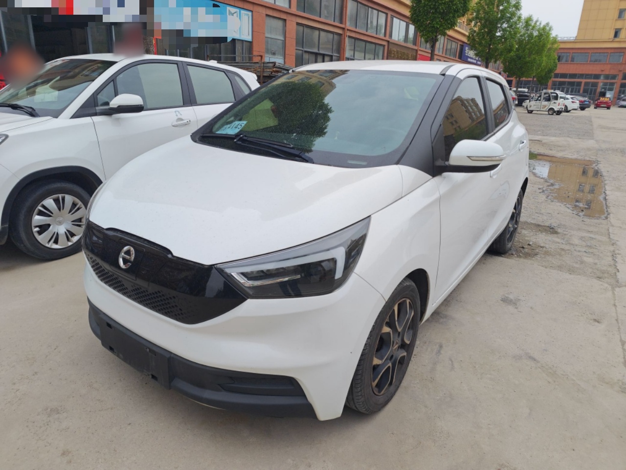 تحت مقدمة السيارة