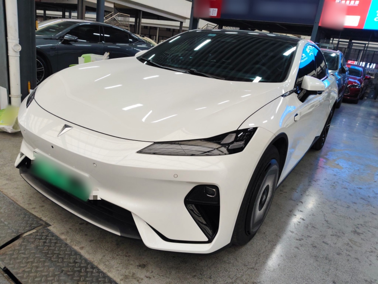 تحت مقدمة السيارة