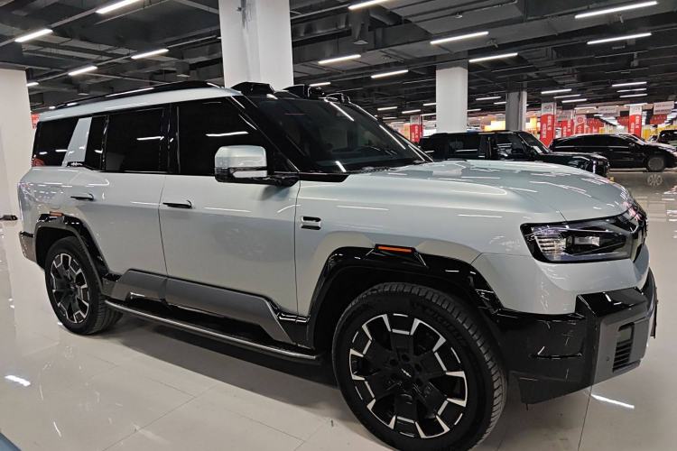 Used Formula Leopard Leopard 8 2025 Smart & Bold Luxury Version 7 Seats