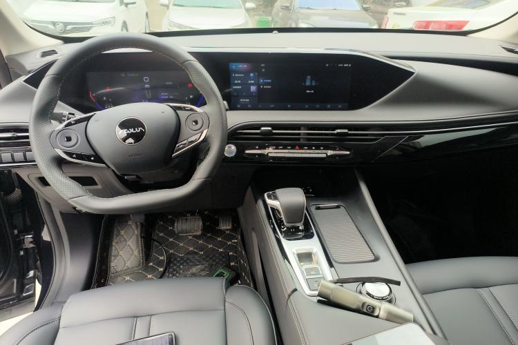 Used Dongfeng Aeolus Huge 2025 Mach Power 1.5T Luxury Version Center Console