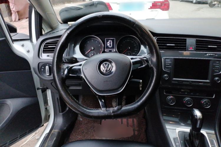 Used Volkswagen Golf 2017 230TSI Automatic Comfort Edition – Celebrating Milestone of One Million Units Steering Wheel