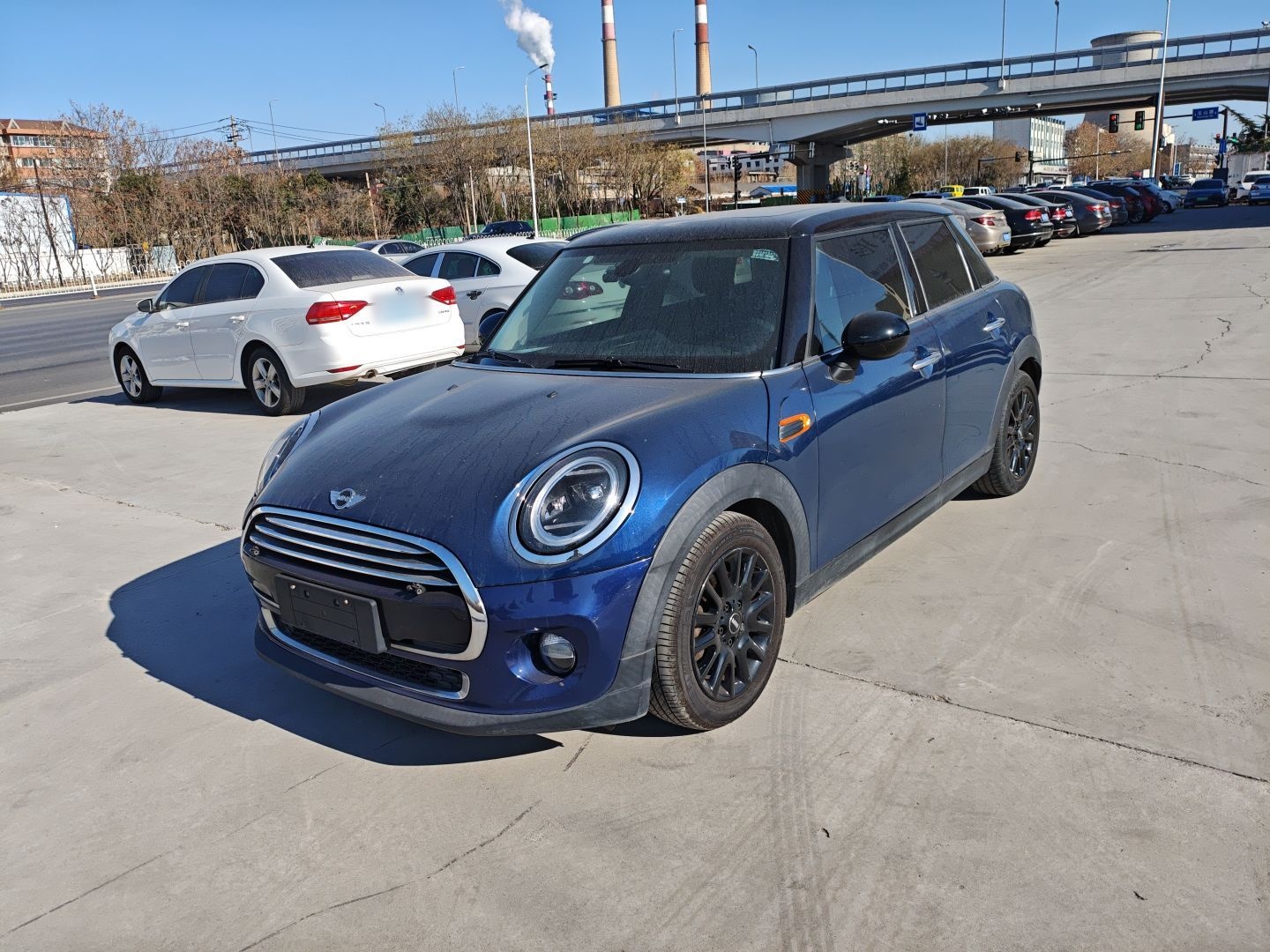 Под передней частью автомобиля