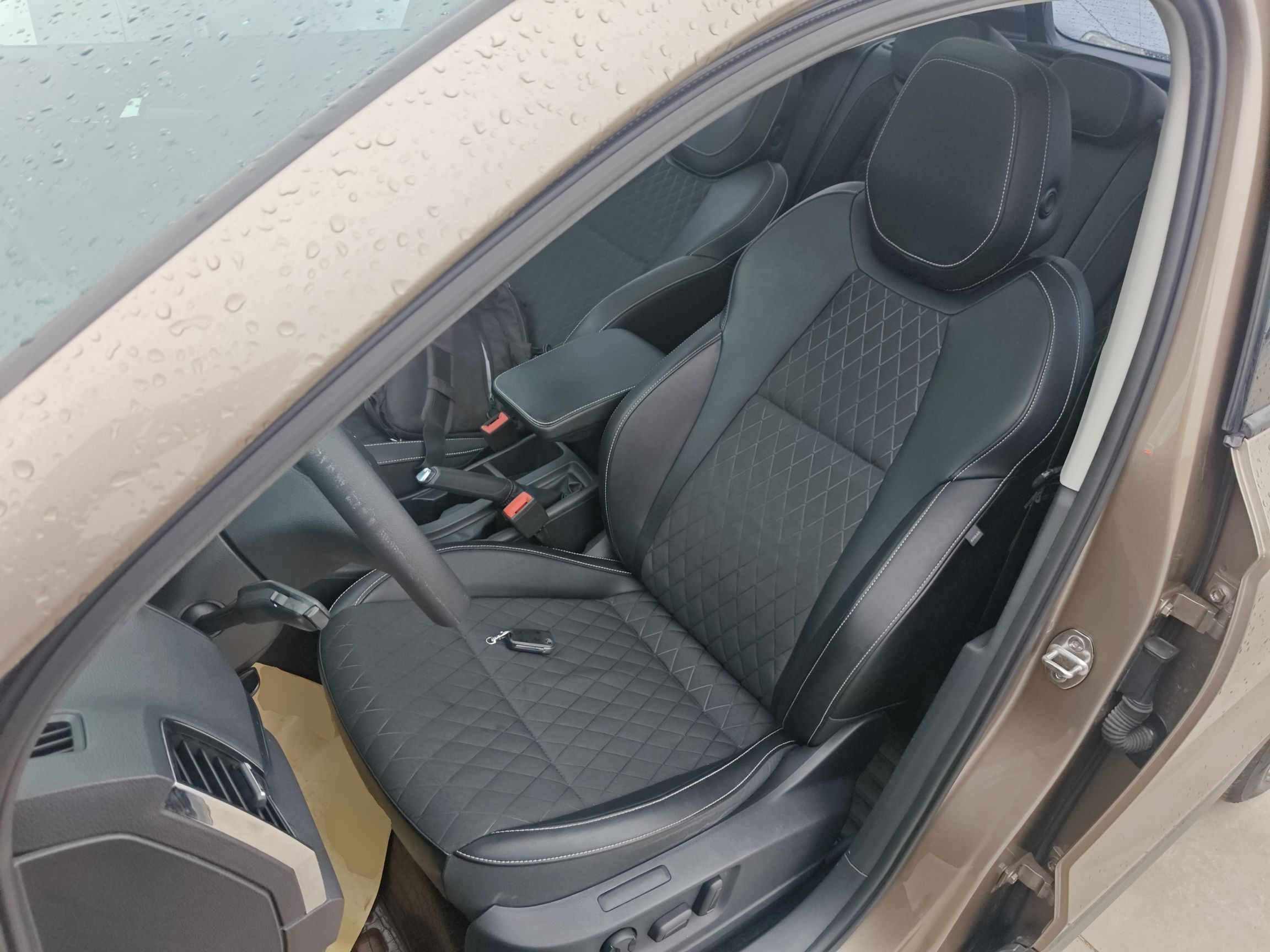 المقاعد الأمامية داخل السيارة