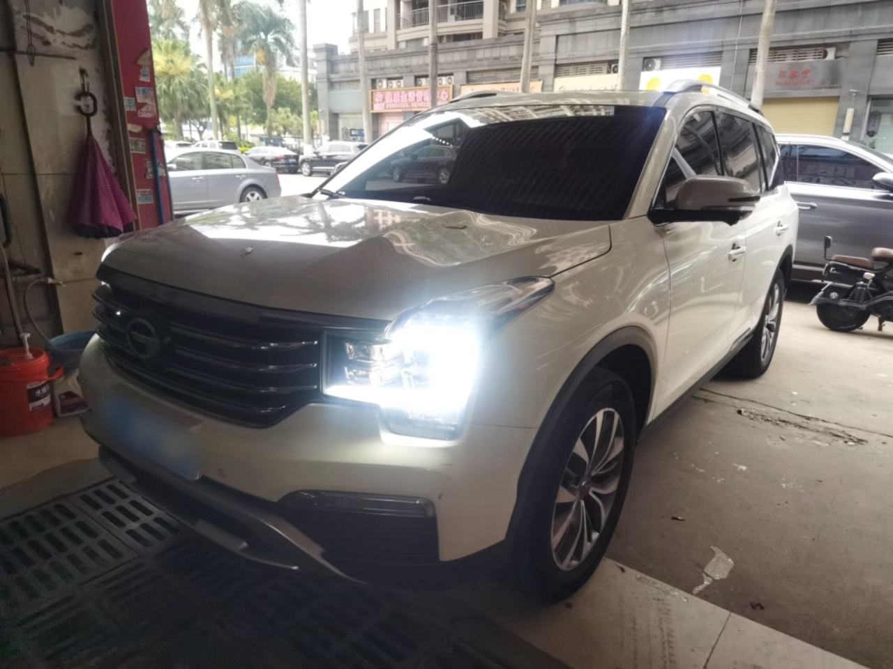 Под передней частью автомобиля