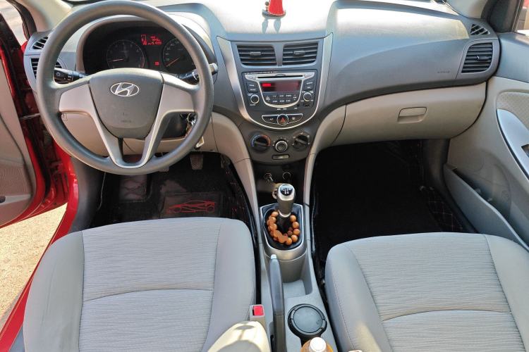 Used Hyundai Verna (older generation) 2014 1.4L Manual Smart GLS Trim Center Console