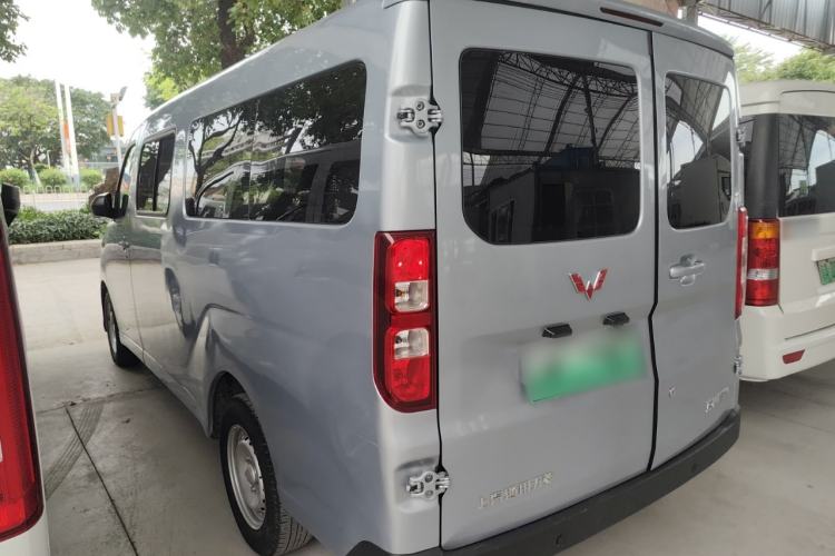 Used Wuling Yangguang 2024 300KM Comfort Version Passenger Van 75kW Exterior 2