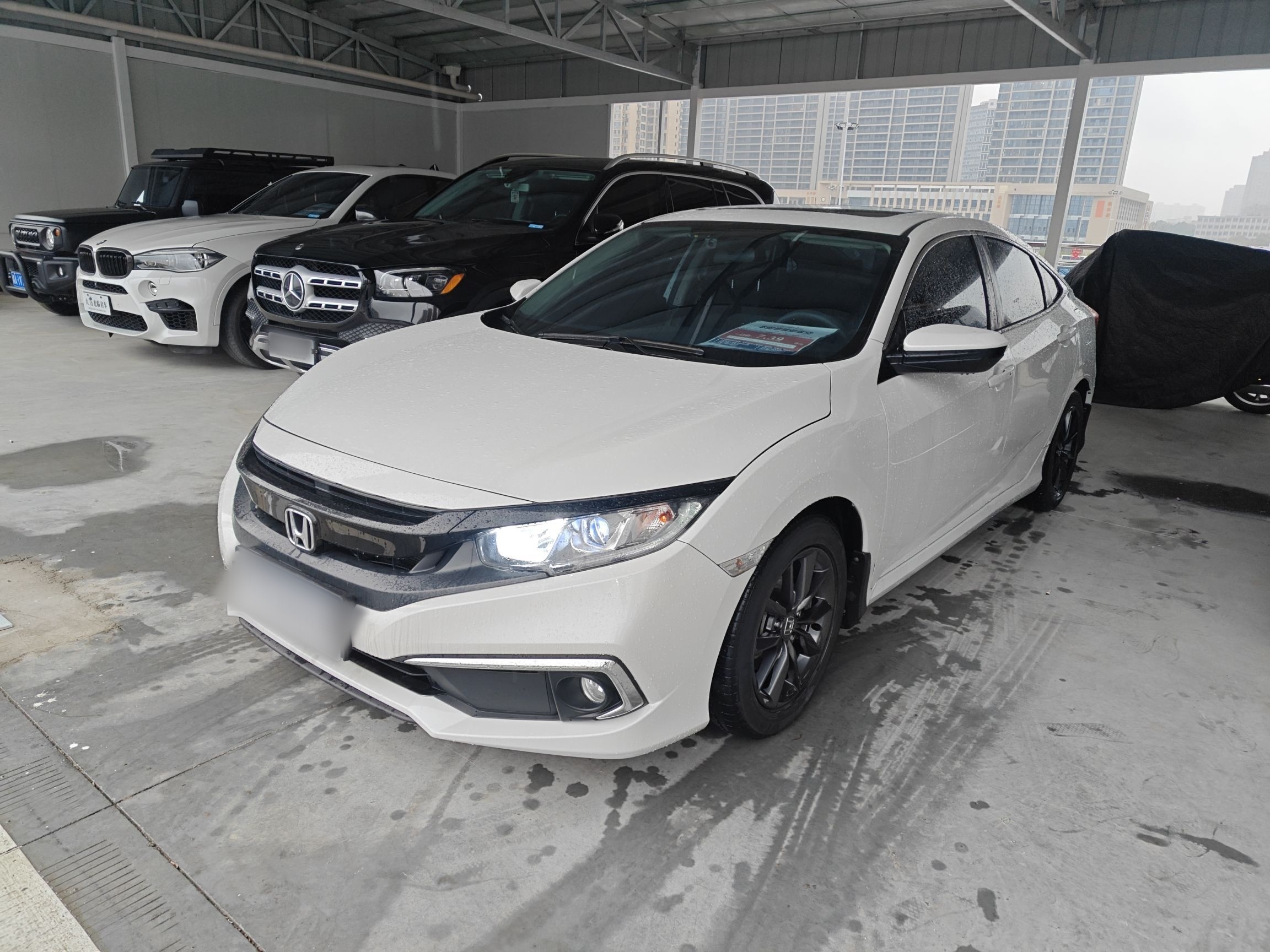 Под передней частью автомобиля