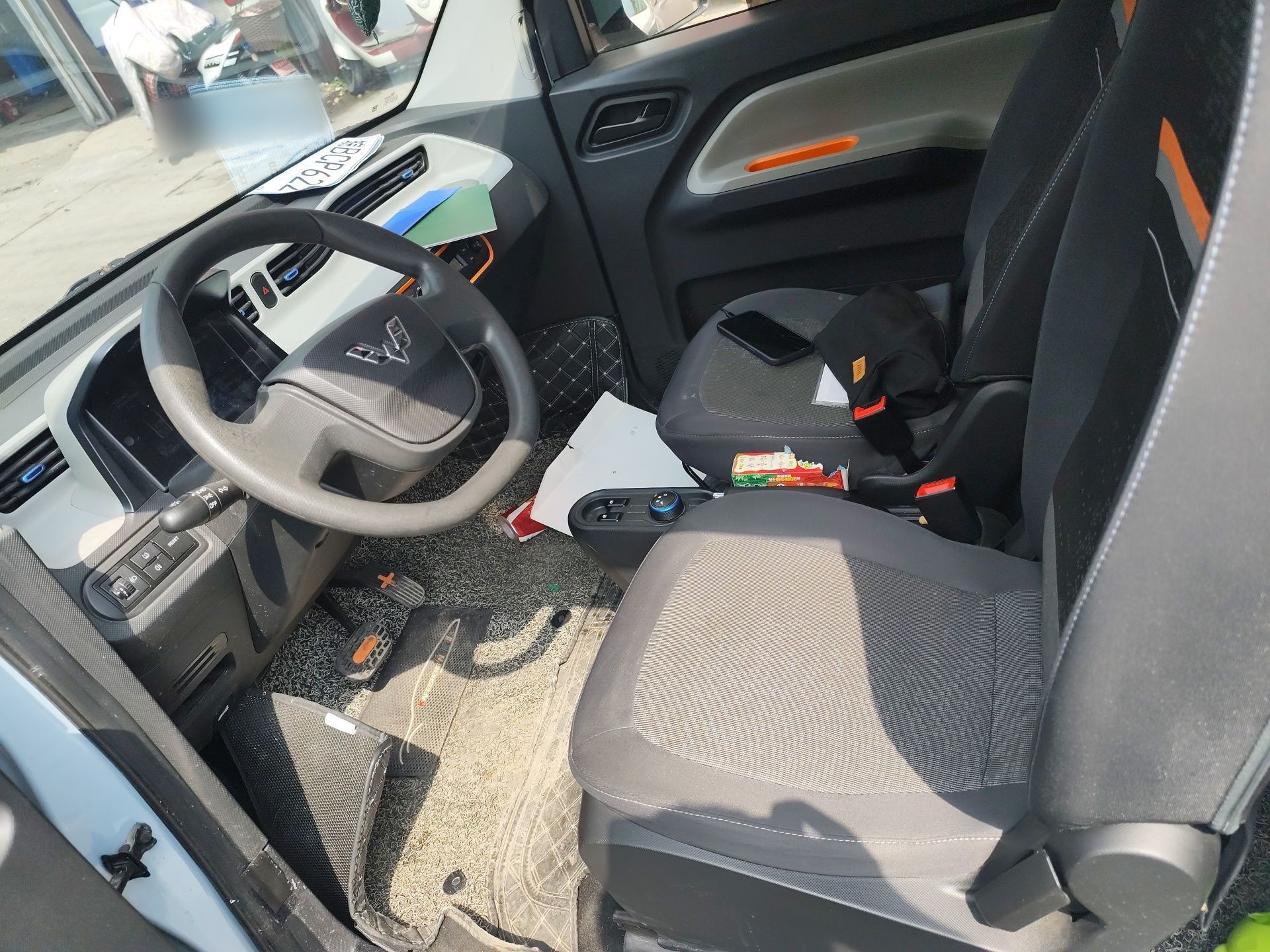 المقاعد الأمامية داخل السيارة