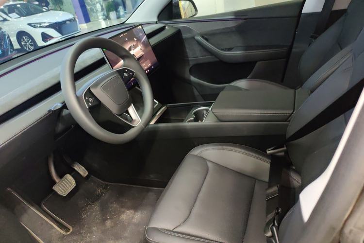 Used Tesla Model Y 2025 Long-Range All-Wheel Drive First Edition Left Front Seat